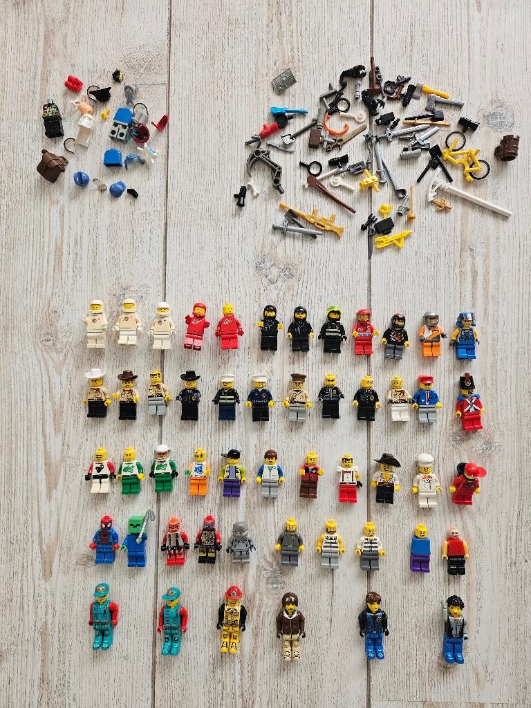 51 lego minifiguurtjes, veel extra: wapens,helmen,tools,etc., Ophalen of Verzenden, Gebruikt, Lego