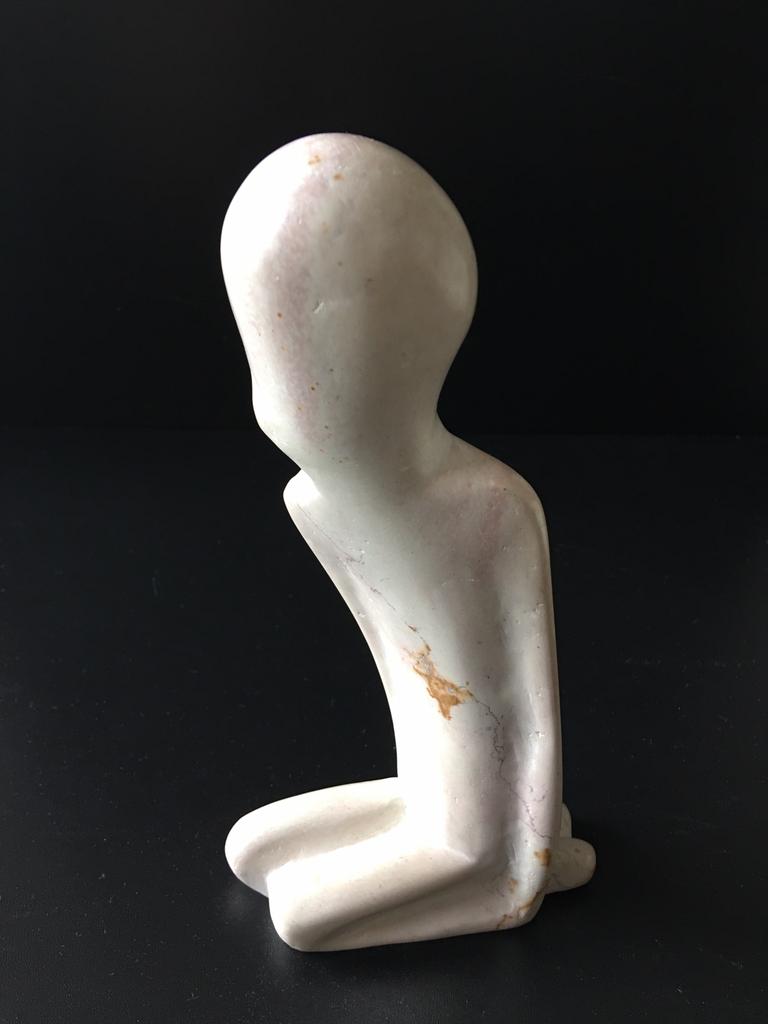 Hurkend Mens (Speksteen) 22cm Hoog 11cm Breed, Ophalen of Verzenden