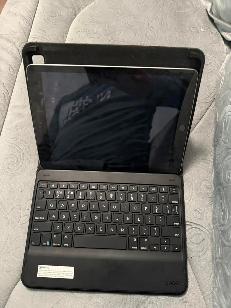 Titel: iPad 5e generatie 32GB + ZAGG, Ophalen of Verzenden, Zo goed als nieuw, 10 inch, Bescherming voor- en achterkant