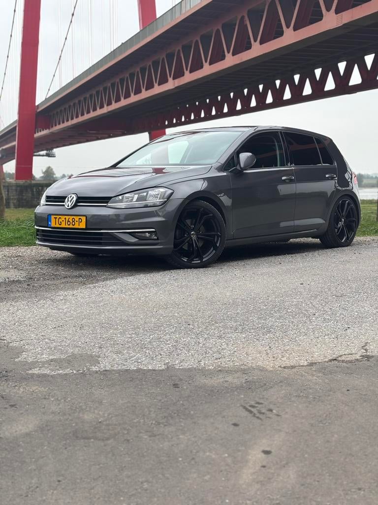 Volkswagen Golf 1.4 TSI 125pk sound edition5D DSG 2017 Grijs, 125 pk, Zwart, 4 cilinders, 1191 kg