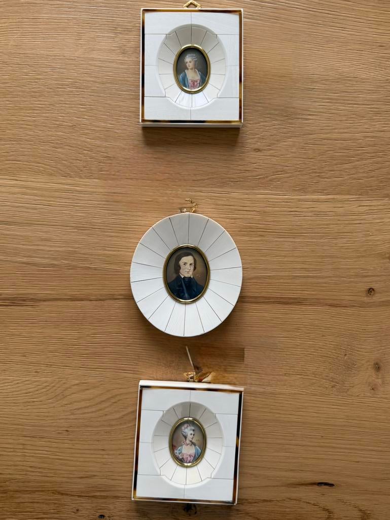 Prachtige set van drie vermoedelijk ivoren schilderijtjes, Ophalen