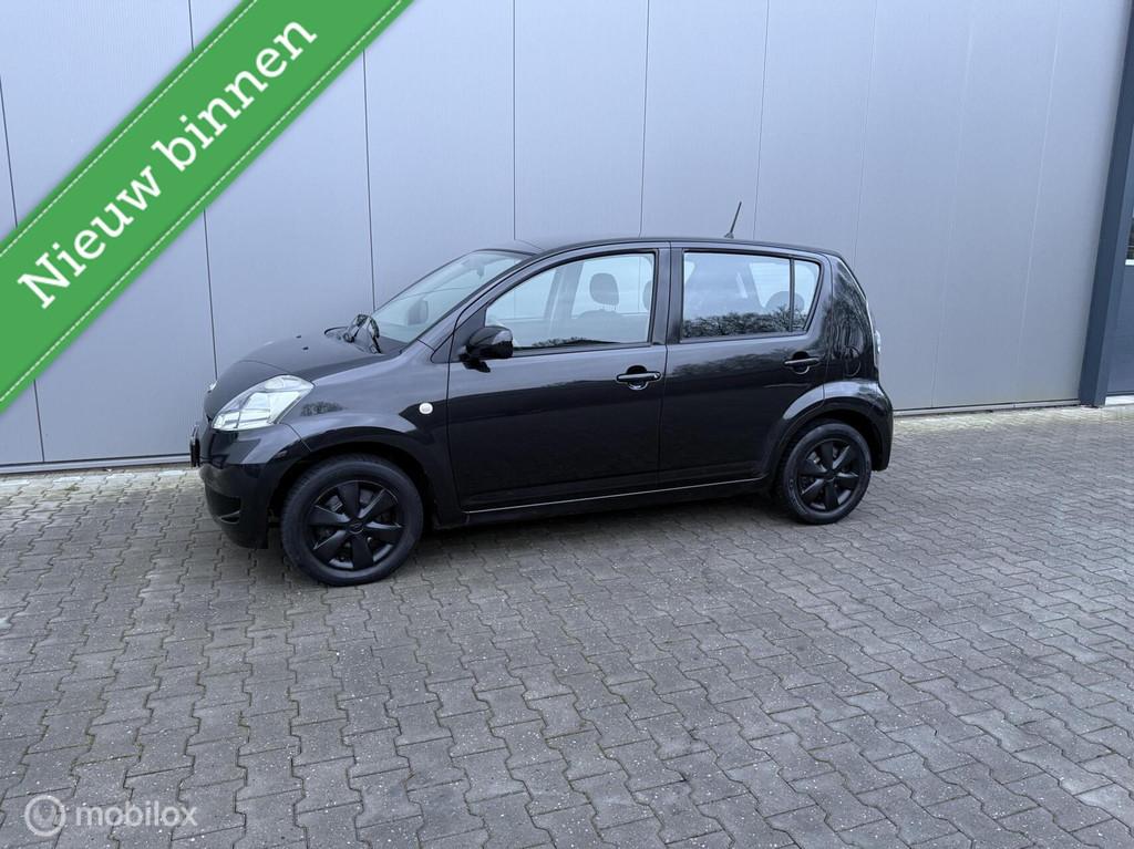 Daihatsu Sirion 2 1.0-12V Slim Airco nieuwe apk, Auto's, Voorwielaandrijving, Gebruikt, Zwart, Sirion