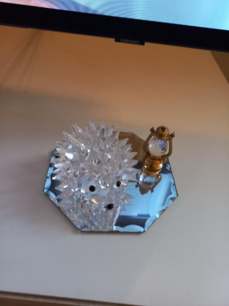 Te koop mooie egel groot en olielamp swarovski, Ophalen, Zo goed als nieuw, Figuurtje