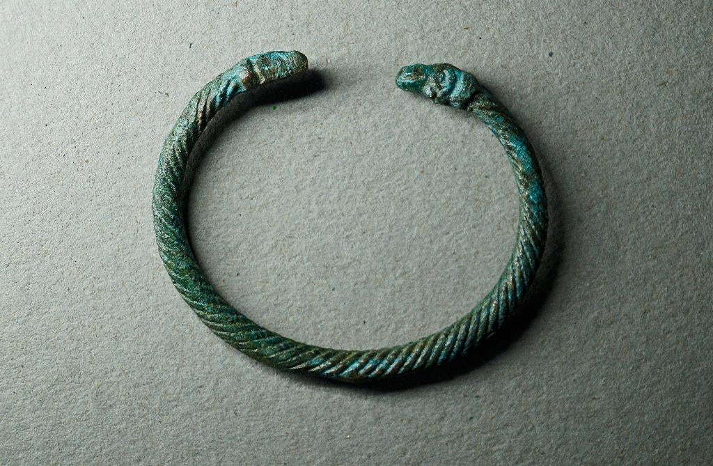 Vikking Armband met wolf koppen -  Bodemvondst, Ophalen of Verzenden, Brons, Ring