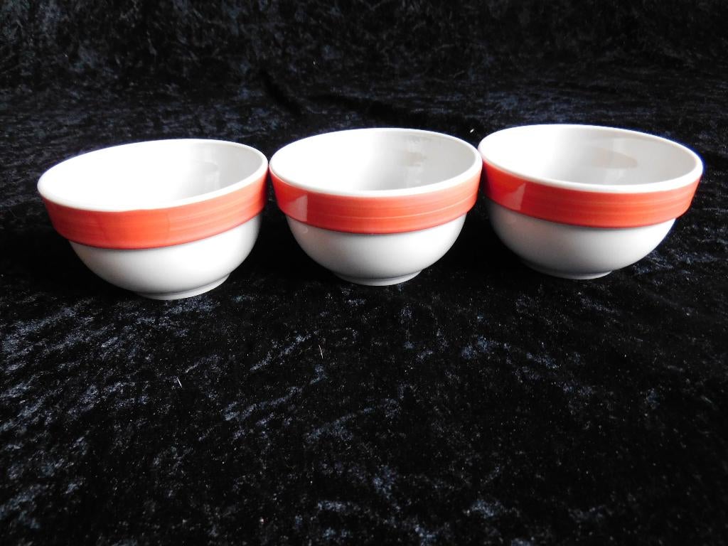 3 schaaltjes van Saturnia Italy, wit met oranje rand, dsn 8,, Ophalen of Verzenden, Overige stijlen, Porselein, Schaal of Schalen