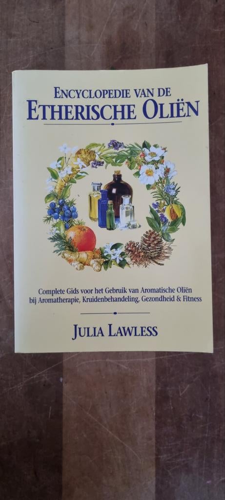 Encyclopedie van de Etherische Oliën - Julia Lawless, Boeken, Ophalen of Verzenden, Gelezen, Kruiden en Alternatief, Julia Lawless