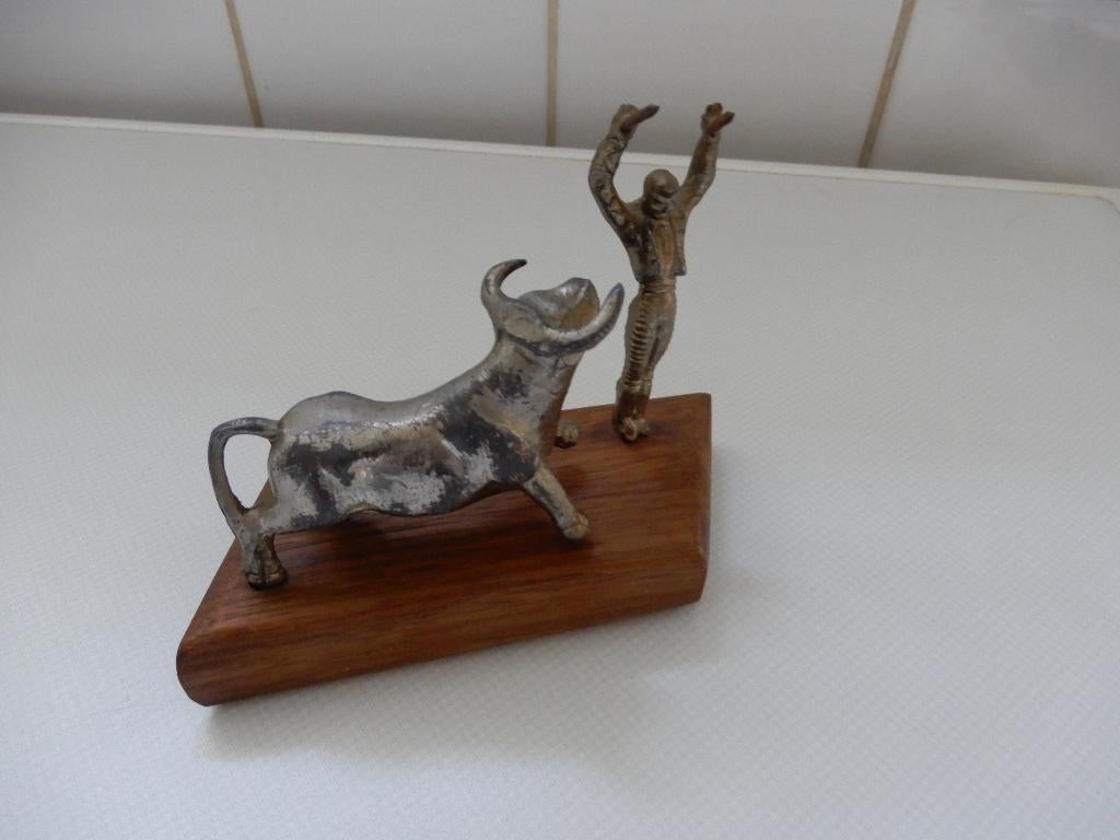 beeldje stier met matador op houten sokkel, Ophalen of Verzenden, Gebruikt, Dier