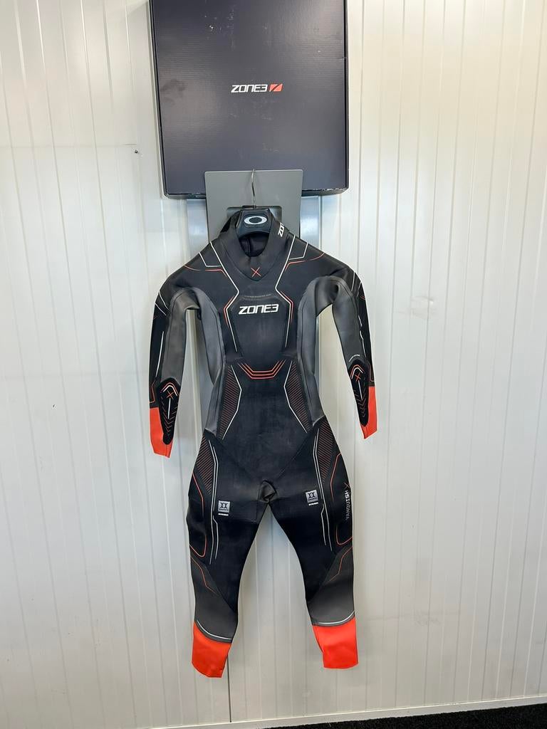 Zone 3 vanquish-x triathlon / zwem wetsuit NIEUW, Ophalen of Verzenden, Zo goed als nieuw, Voetbal