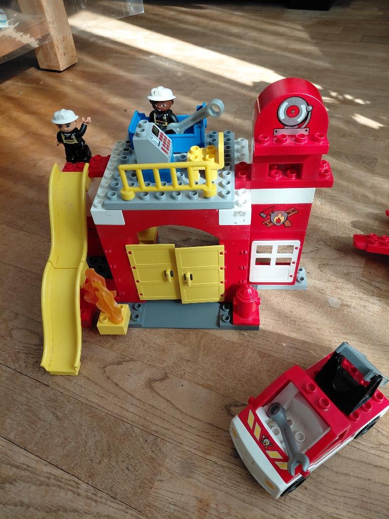 Duplo brandweerkazerne en accessoires, Kinderen en Baby's, Speelgoed | Duplo en Lego, Ophalen of Verzenden, Zo goed als nieuw