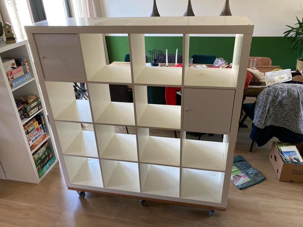 IKEA Kallax kast 4x4 met deurtjes en op wielen, Huis en Inrichting, Ophalen, Gebruikt