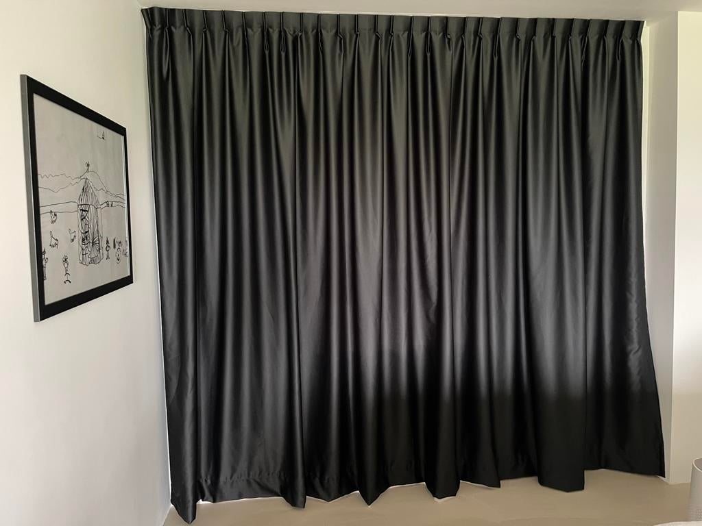 Zwarte satijn verduisterend gordijnen, Hotel Chick, Huis en Inrichting, Stoffering | Gordijnen en Lamellen, 200 cm of meer, Grijs