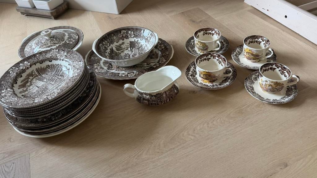 Compleet servies met bruin patroon van Royal Tudor Ware, Ophalen, Keramiek, Zo goed als nieuw, Overige stijlen