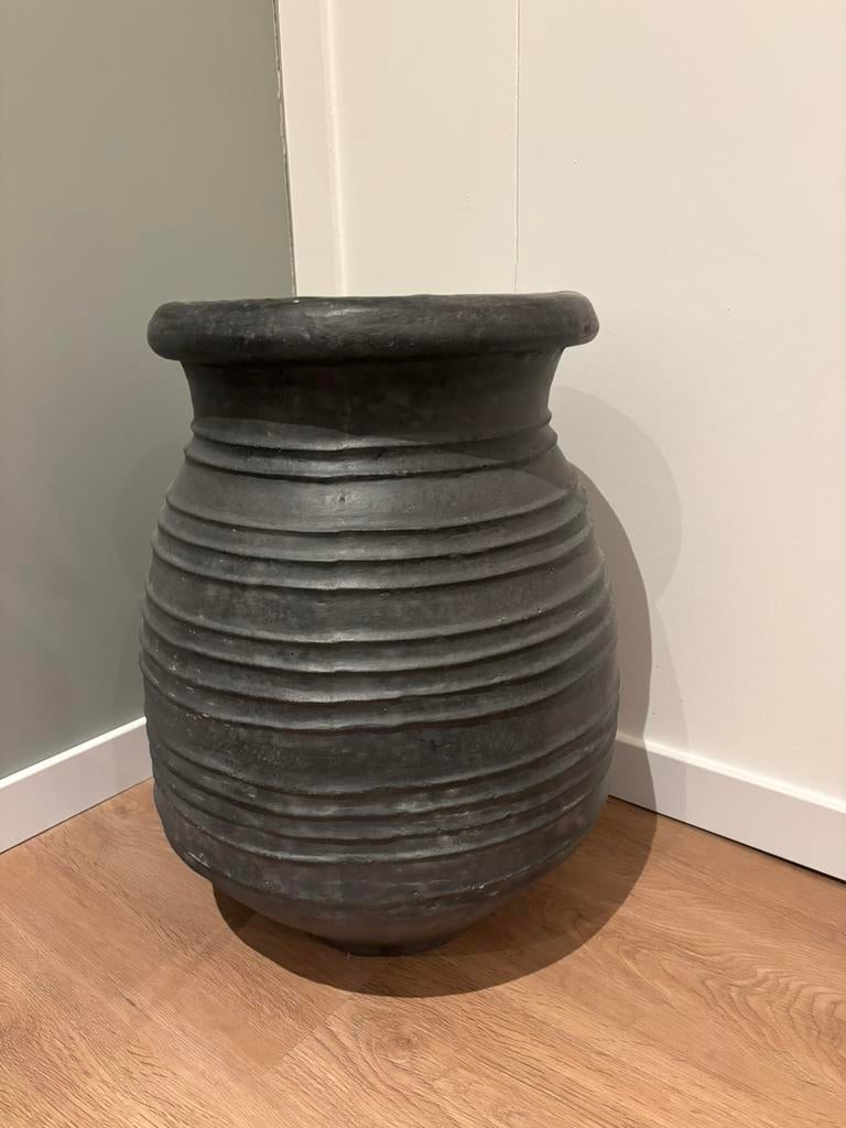 Prachtige grijze hoge bloempot, Steen, Binnen, Zo goed als nieuw, Overige vormen
