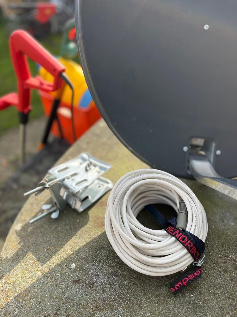 Schotelantenne met statief en dubbele kop voor vakantie/camp, Ophalen, Gebruikt, (Schotel)antenne, Overige merken