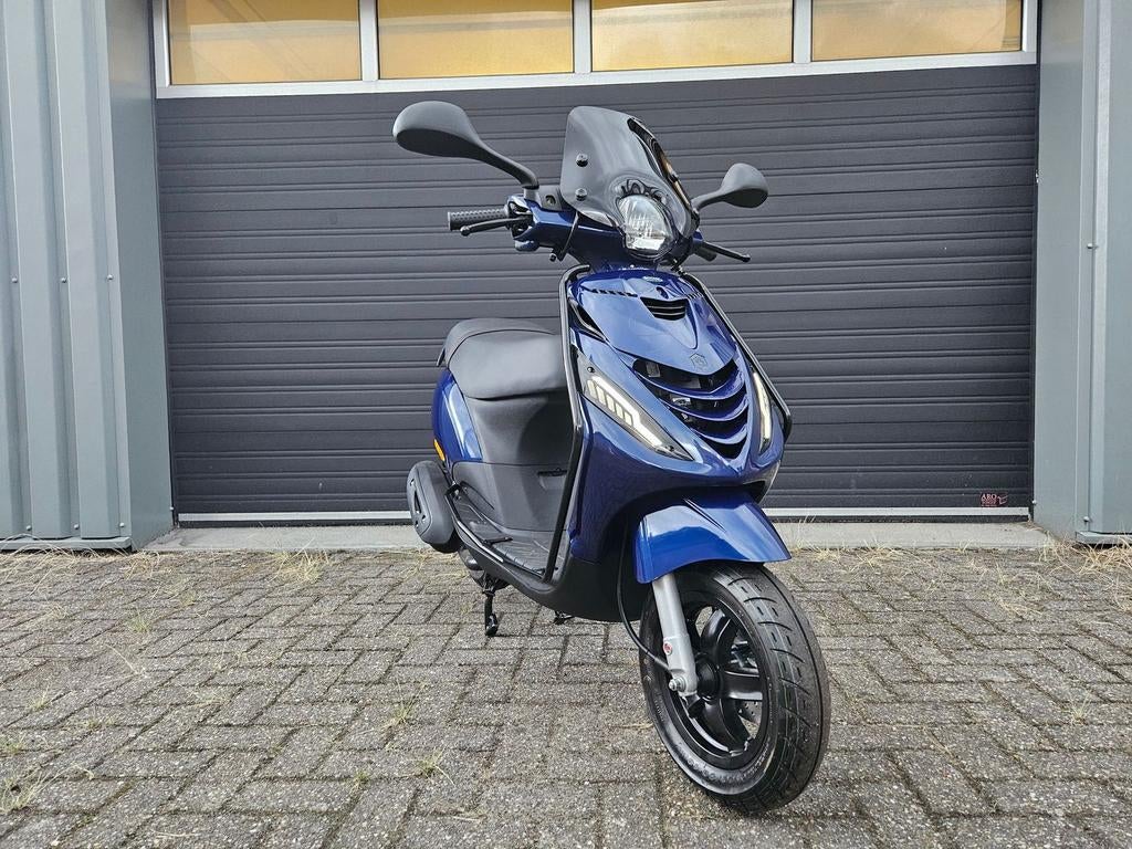 PIAGGIO ZIP 4T E5 BROM 0 KM NIEUW BMW BLAUW + VOL OPTIES!, Maximaal 45 km/u, Onbekend, Nieuw, Ophalen of Verzenden