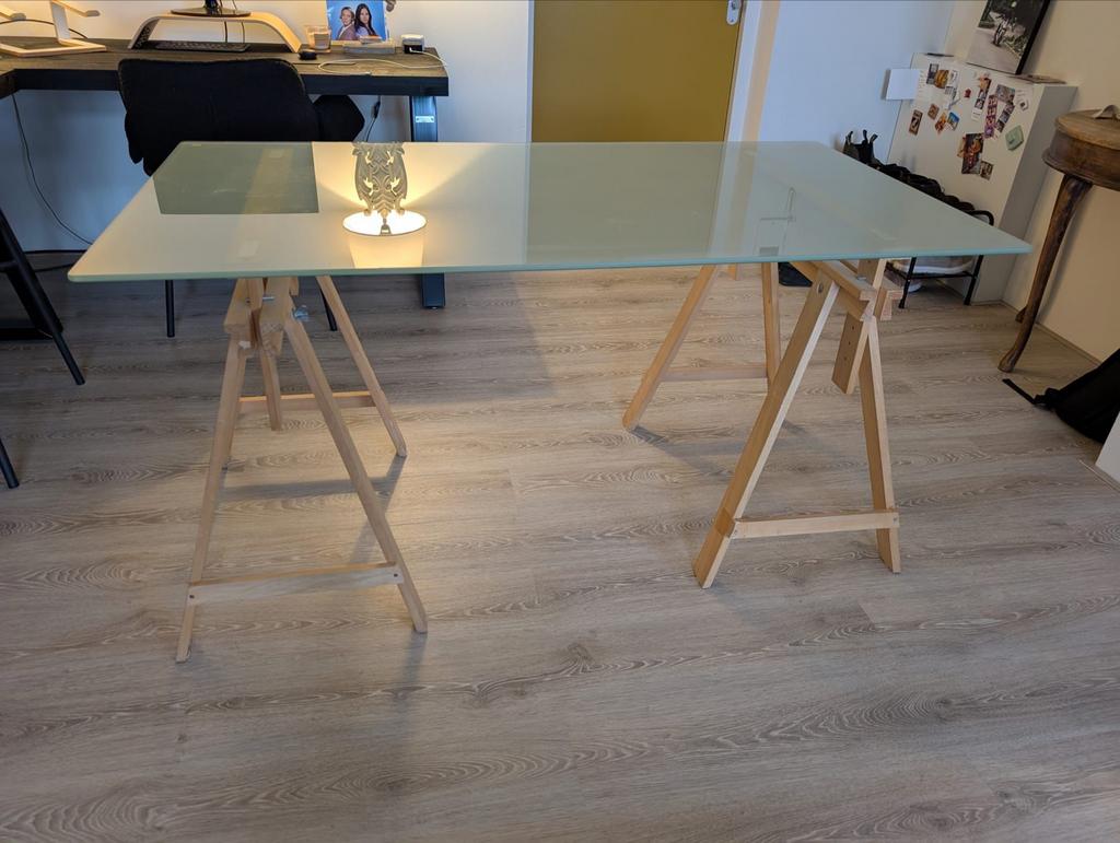 Glazen tafelblad met verstelbare schragen, Huis en Inrichting, Bureaus, Ophalen, In hoogte verstelbaar, Gebruikt