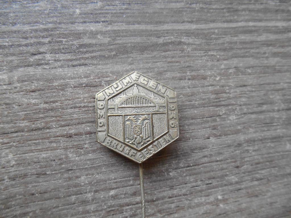 Brugfeesten 1936 Nijmegen speld Opening Waalbrug, Ophalen of Verzenden, Gebruikt, Overige onderwerpen, Speldje of Pin