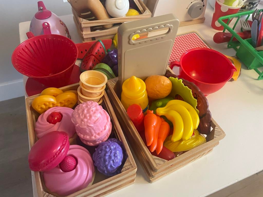 Leuke speelgoed keuken met diverse toebehoren, Kinderen en Baby's, Ophalen, Zo goed als nieuw, Hout, Speelkeuken
