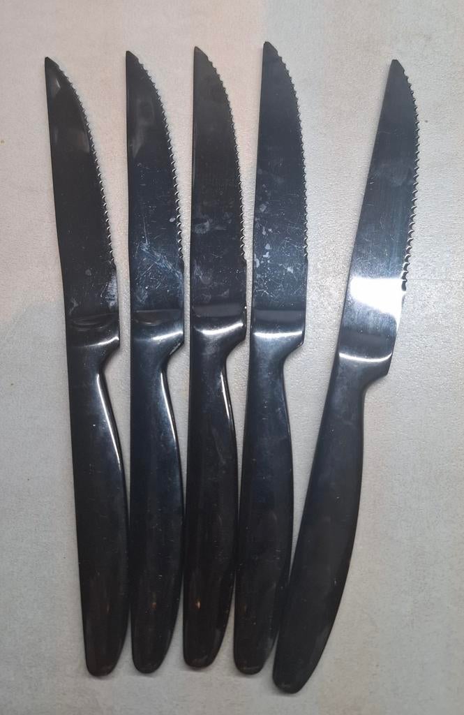 5 zwarte gekartelde steakmessen, messen van roestvrij staal, Ophalen of Verzenden, Zo goed als nieuw, Rvs of Chroom, Vaatwasserbestendig
