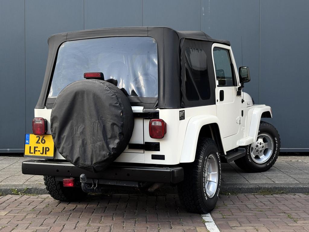 Jeep Wrangler 4.0i Softtop BRUTE | Airco | Cruise Control |, Auto's, Jeep, Gebruikt, Airbags, 2000 kg, Wit