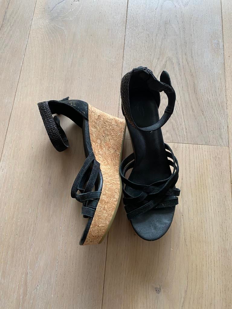 Ugg 40 plateau sleehak nieuwstaat, Kleding | Dames, Schoenen, Zwart, Ophalen of Verzenden, Zo goed als nieuw, Schoenen met hoge hakken