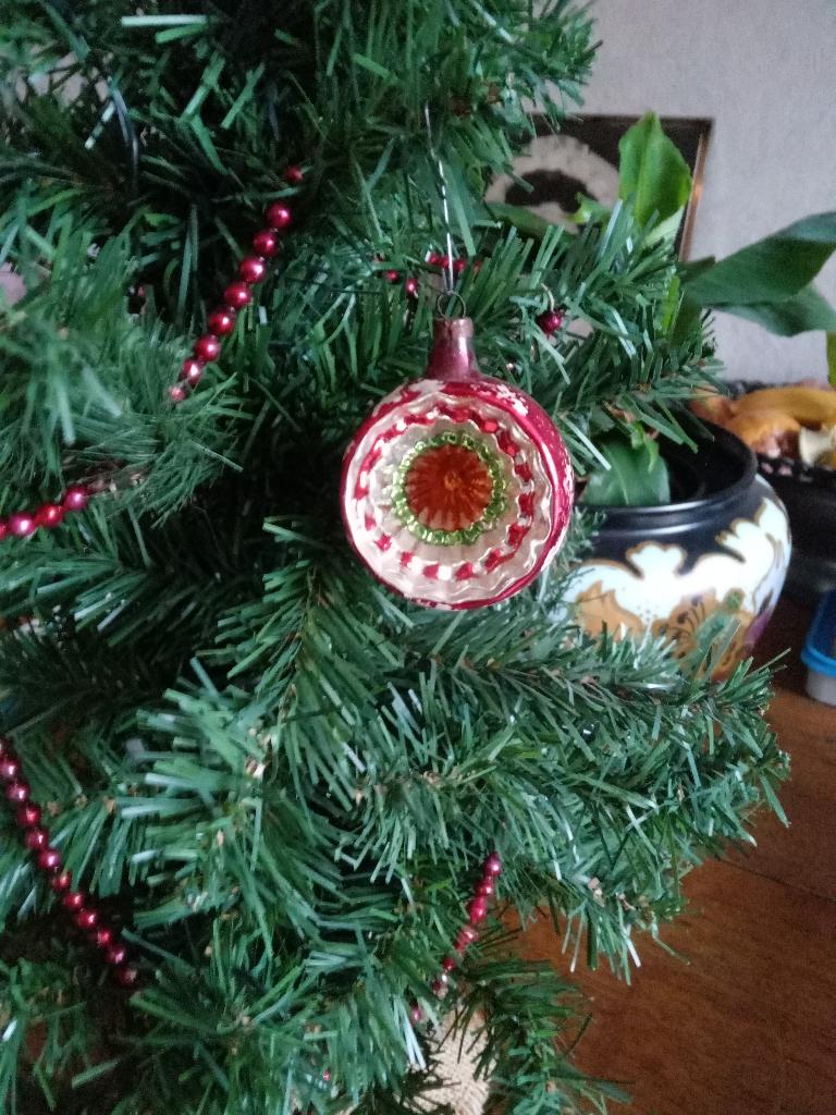 oude glazen kerstbal model deukbal rood zilver, Diversen, Kerst, Ophalen of Verzenden, Gebruikt