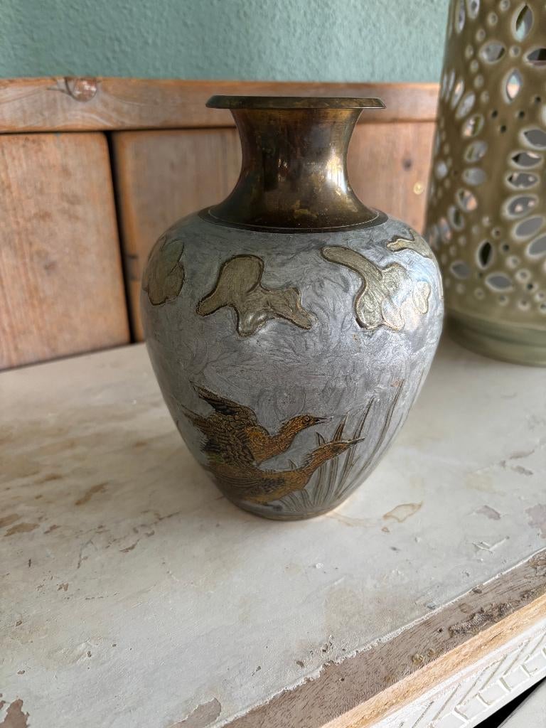 Decoratieve metalen vaas met vogels, Huis en Inrichting, Woonaccessoires | Vazen, Overige materialen, Overige kleuren, Ophalen of Verzenden