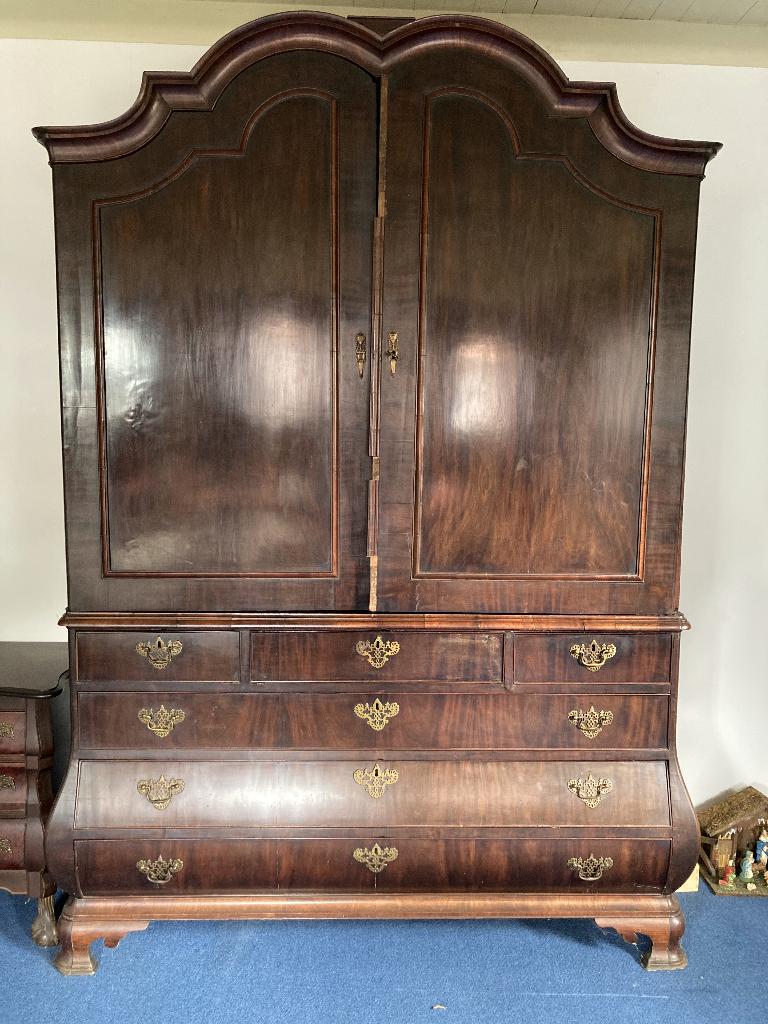 Antieke kast - ongeveer 275 jaar oud., Antiek en Kunst, Ophalen