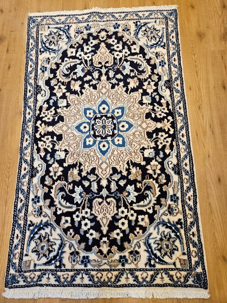 Handgeknoopt perzisch tapijt nain 135x86, Huis en Inrichting, Stoffering | Tapijten en Kleden, Nieuw, 50 tot 100 cm, 100 tot 150 cm