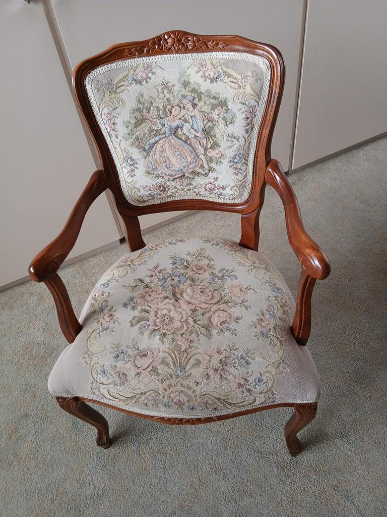 Klassieke Fauteuil In Queen Ann Of Louis Xvi Stijl, Ophalen