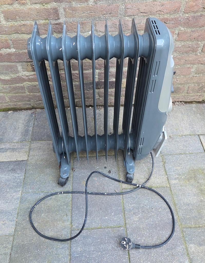 AEG oliegevulde radiator, Doe-het-zelf en Verbouw, Ophalen of Verzenden, 60 tot 150 cm, Radiator, 30 tot 80 cm