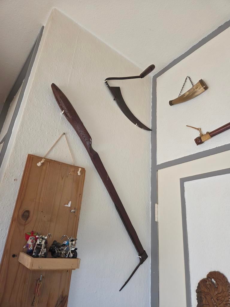 Antieke gereedschappen en decoratieve items, Ophalen