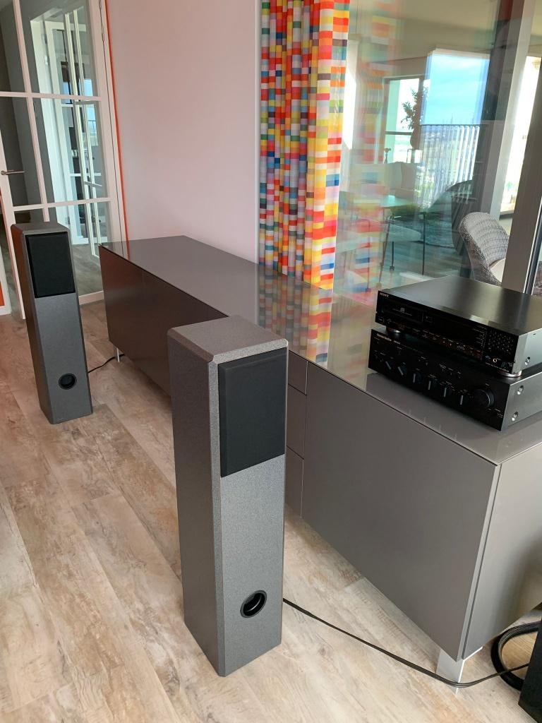 Synthese Floating Two luidsprekers., Gebruikt, 60 tot 120 watt, Front, Rear of Stereo speakers, Ophalen