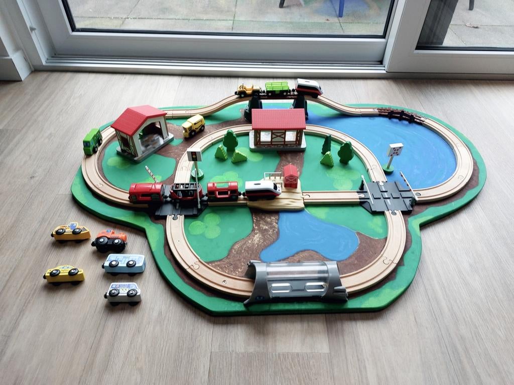 houten treinbaan met diverse accessoires, Kinderen en Baby's, Speelgoed | Houten speelgoed, Gebruikt, Ophalen