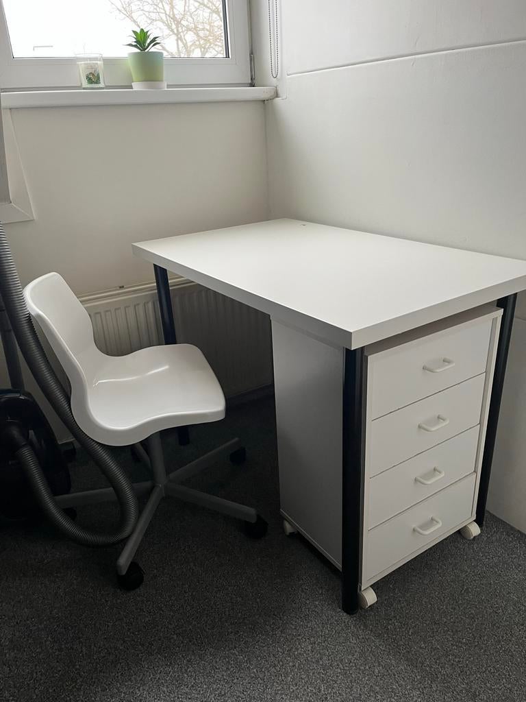 Twee IKEA bureaus met stoel - Gebruikt, maar nog functioneel, Ophalen, Gebruikt, Met lades, Spaanplaat of MDF