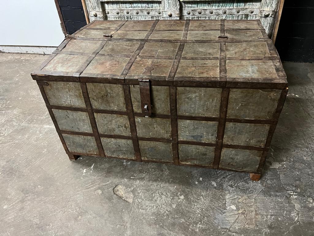 Indiase kist India kist hout met metaal oud, Overige houtsoorten, Verburgt Vintage, 50 tot 100 cm, Nieuw