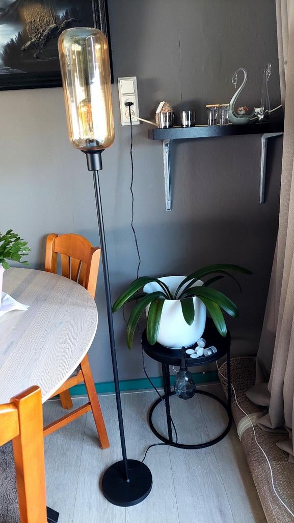 Moderne vloerlamp met amberkleurige glazen kap, Ophalen, Modern, Industrieel, Zo goed als nieuw, Glas