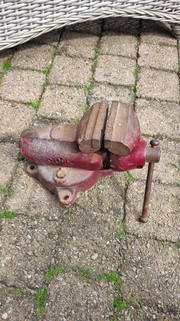 Bankschroef, Doe-het-zelf en Verbouw, Werkbanken, Ophalen of Verzenden, Gebruikt, Minder dan 70 cm, Bankschroef