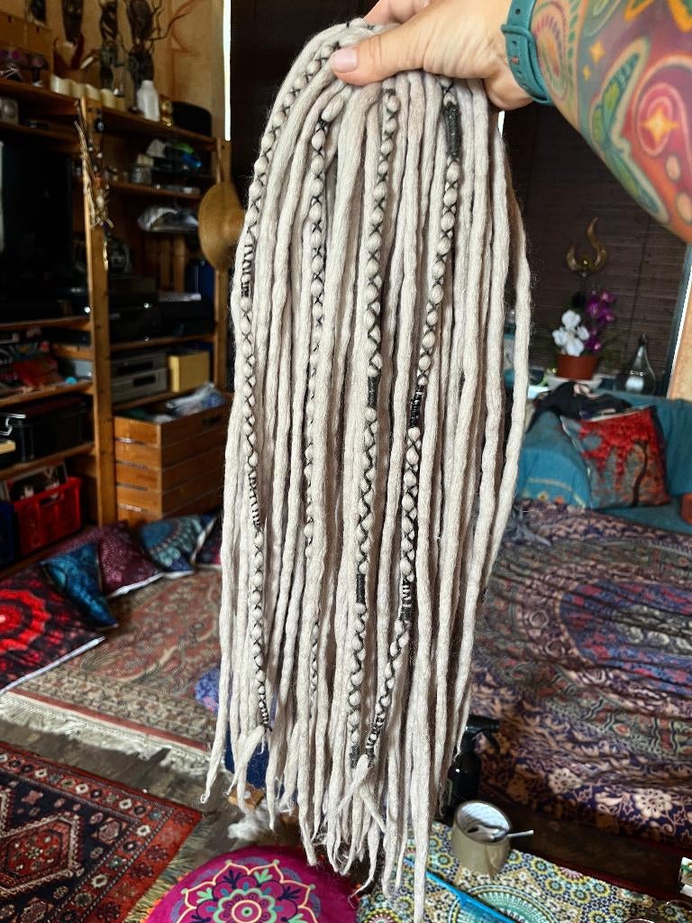 60 splinternieuwe beige/grijze wol dreads nu voor 160€, Ophalen of Verzenden, Nieuw, Pruik of Haarverlenging