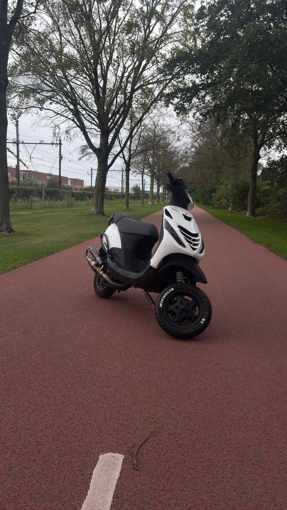 Piaggio zip 70cc 2001 NIEUWSTAAT, Fietsen en Brommers, Scooters | Piaggio, Zo goed als nieuw, Zip, Benzine, Ophalen
