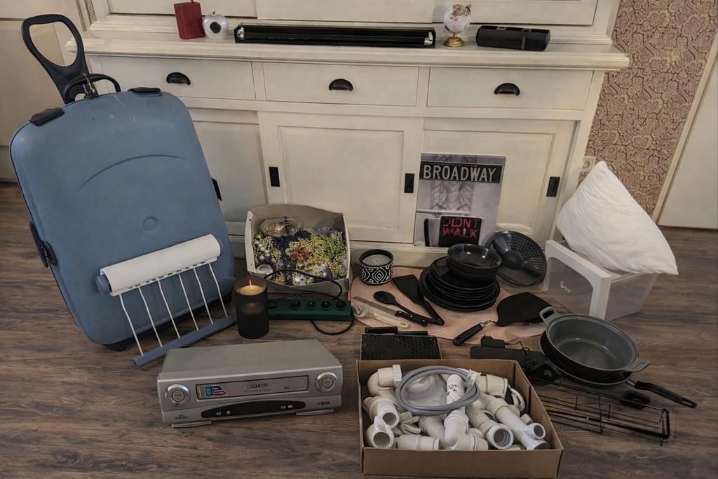 BIJNA GRATIS Grote partij spullen deur beslag, elektronica, Ophalen, Zo goed als nieuw