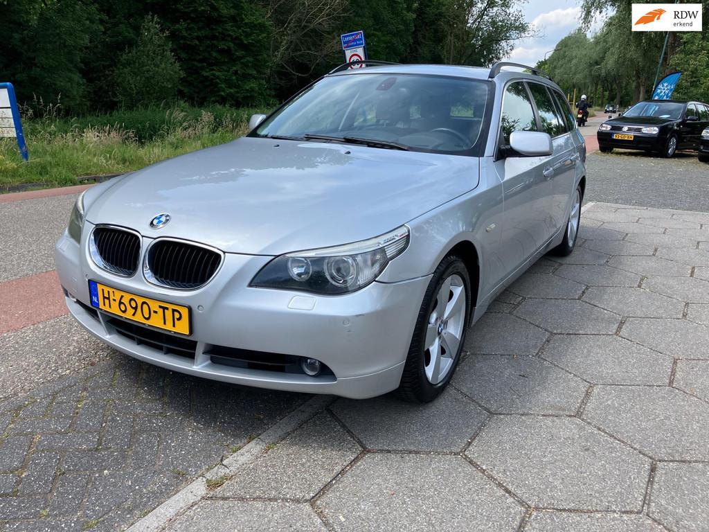 BMW 5-serie Touring 525xi Executive 4x4 AUTOMAAT!, Automaat, Gebruikt, 2000 kg, Leder en Stof