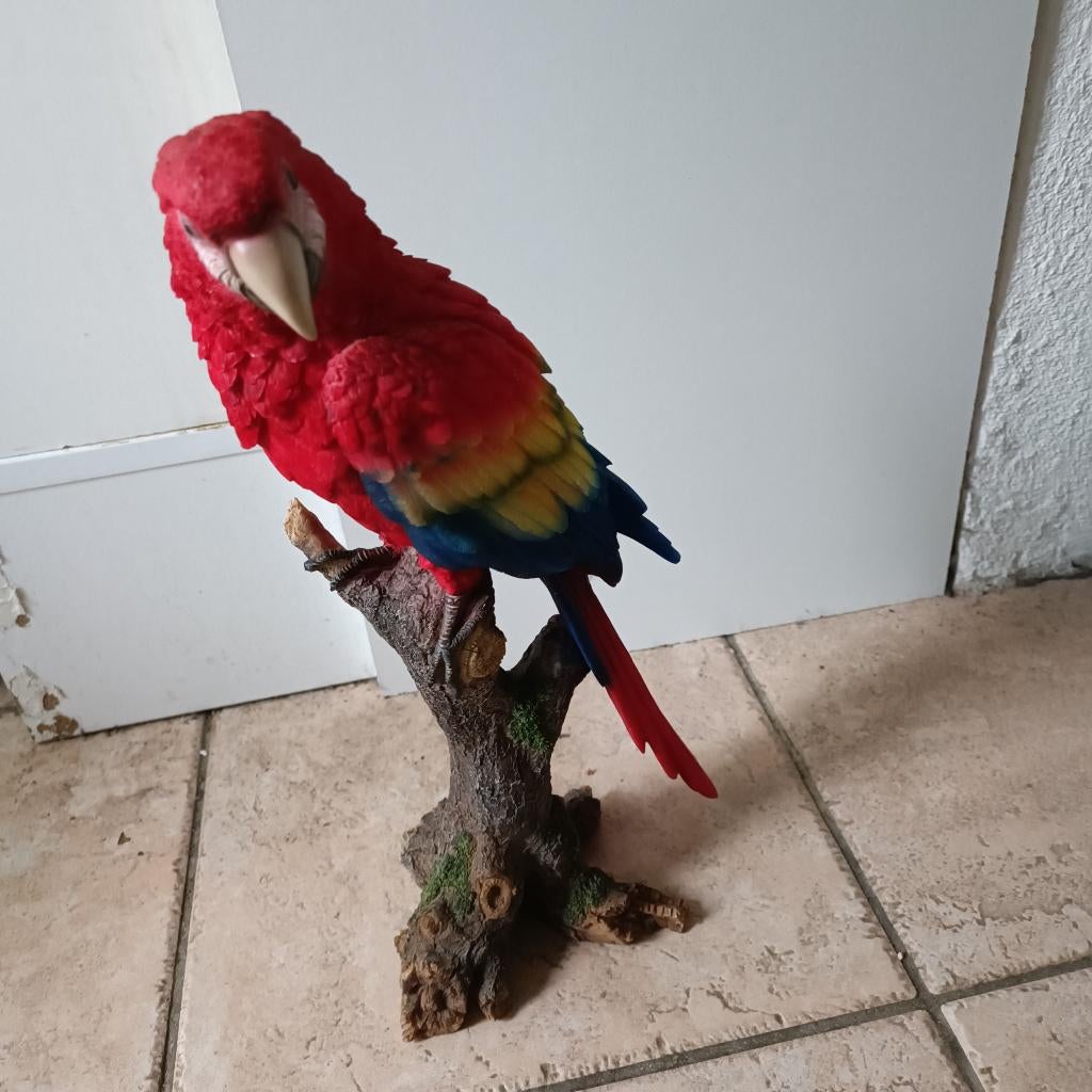 papegaai beeld ara rood op boomstronk vogel 40 cm, Ophalen, Nieuw, Overige typen