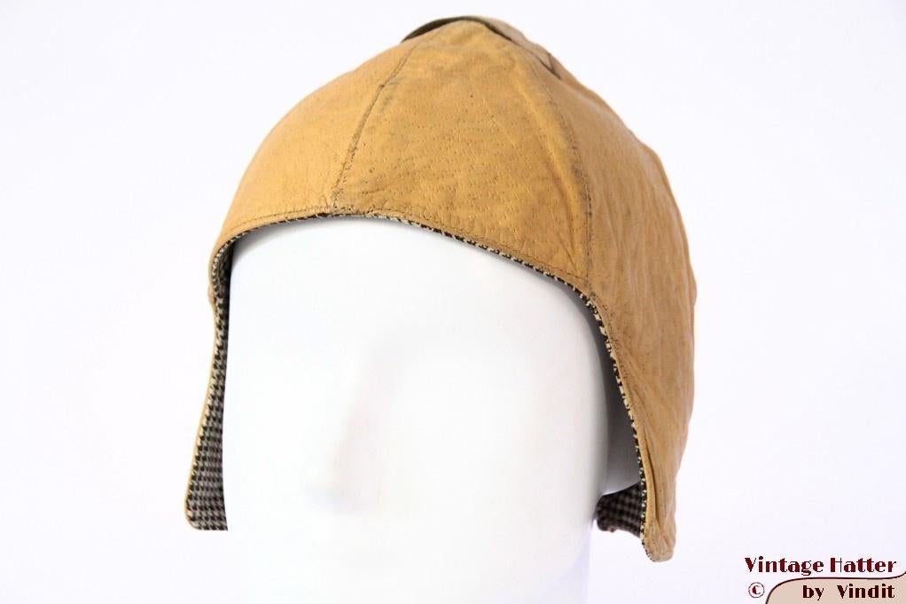 Vintage cabrio- Vliegeniersmuts caramel beigegeel leer 54-56, Kleding | Dames, Ophalen of Verzenden, Gedragen, Maat 34 (XS) of kleiner
