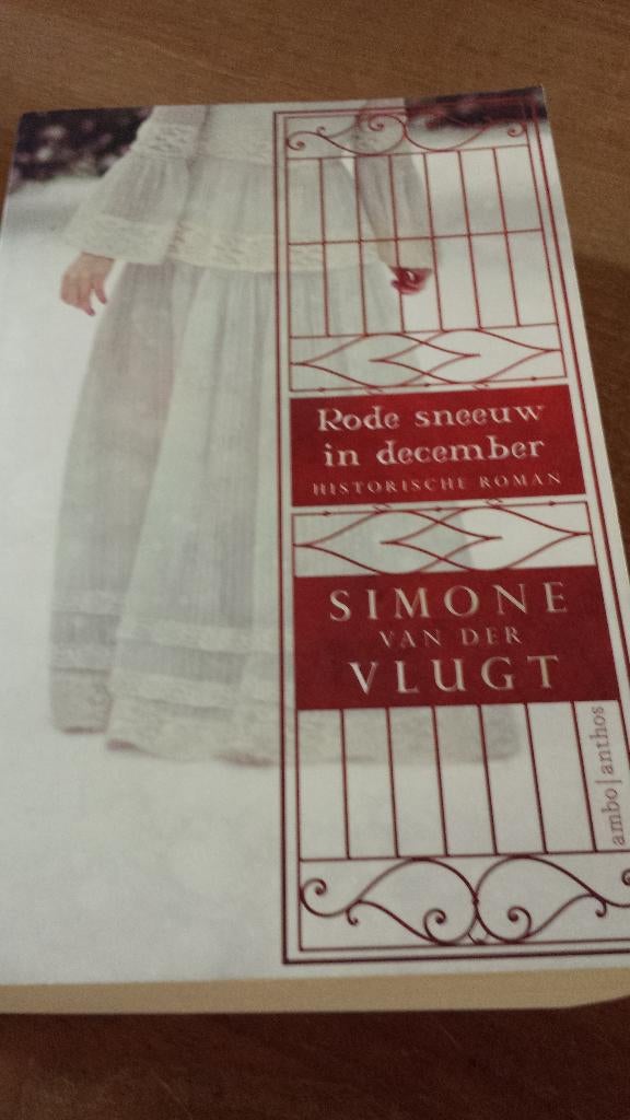 Simone van der Vlugt - Rode sneeuw in december, Boeken, Historische romans, Zo goed als nieuw, Ophalen of Verzenden