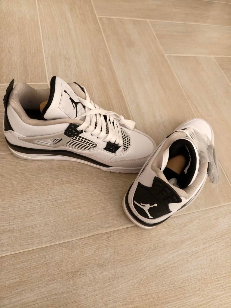 Air Jordan 4 Retro Military Maat 41 Zwart Wit Nieuw, Kleding | Heren, Schoenen, Ophalen of Verzenden, Nieuw, Wit