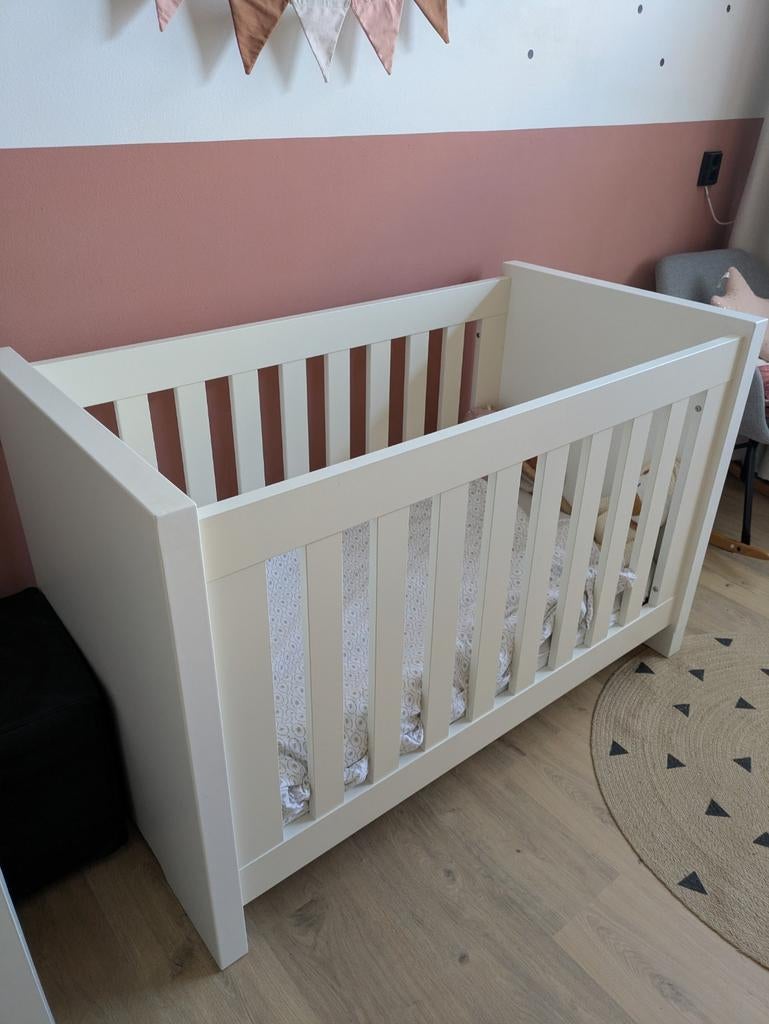 Hele mooie witte baby/kinderkamer, Ophalen, Zo goed als nieuw, Ledikant