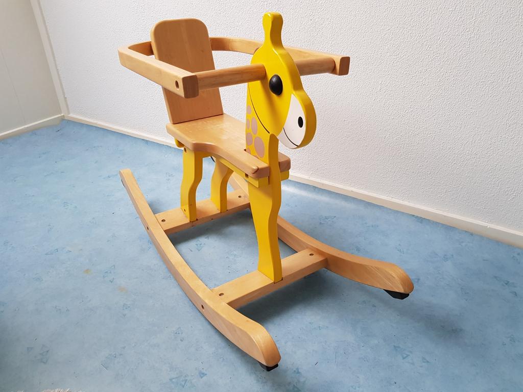 Houten hobbelpaard, uitgevoerd in de vorm van giraffe., Ophalen