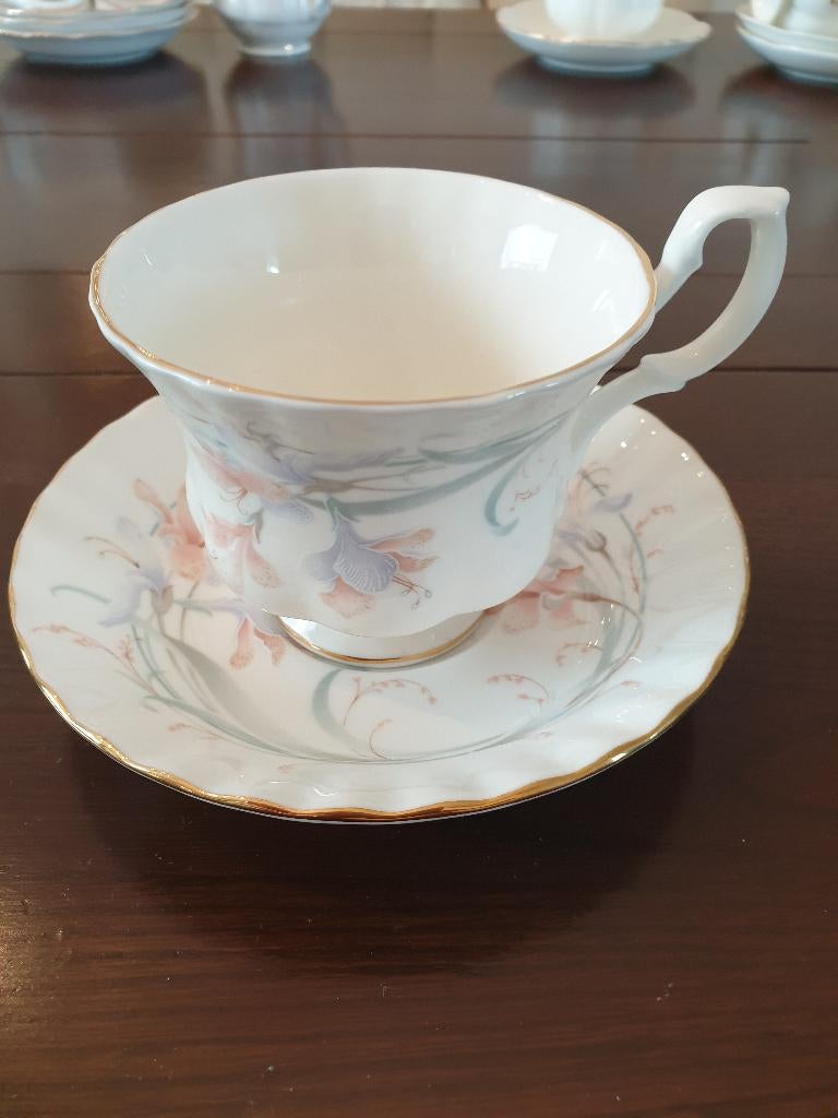 Royal Albert, Cambridge Garden en Bone China kop en schotels, Ophalen, Zo goed als nieuw, Porselein, Kop en/of schotel