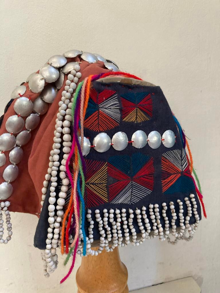 Handgemaakte klederdracht muts met kraaltjes en spiegeltjes, Ophalen of Verzenden, Zo goed als nieuw, One size fits all, Hoed